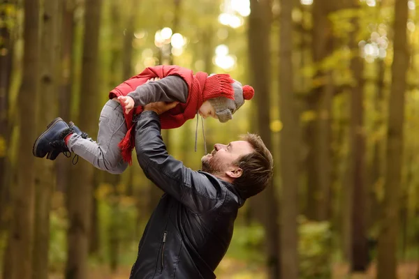 森の中を散歩中に彼の父を持った少年 自然にアクティブな家族の時間 秋の日に小さな子供たちと楽しい — ストック写真