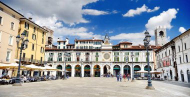 Brescia, İtalya - 15 Mayıs 2017: Piazza della Loggia güneşli gün kare Panoraması
