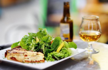Geleneksel Fransız yemekleri: quiche lorraine ve taze salata yaprakları bardak bira. Sağlıklı yemek. Öğle veya akşam yemeği ile organik sebze. Tipik Avrupa yerel çiftçi pazarı