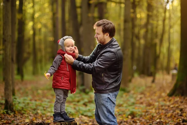 Jongetje Met Zijn Vader Tijdens Wandeling Het Bos Actieve Familie — Stockfoto