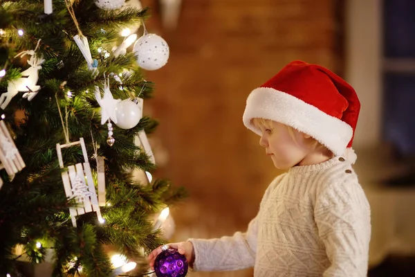 Маленький Хлопчик Капелюсі Санта Готовий Святкувати Різдво Мила Дитина Прикрашає — стокове фото