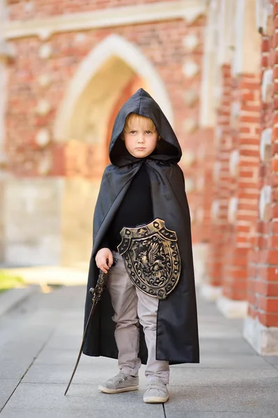 Портрет Милий Маленький Хлопчик Костюмі Середньовічного Лицаря Мечем Правій Щитом — стокове фото