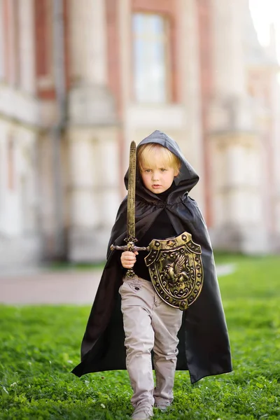 Портрет Милий Маленький Хлопчик Костюмі Середньовічного Лицаря Мечем Правій Щитом — стокове фото