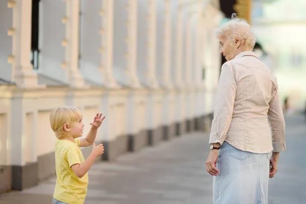 Schöne Oma Und Ihr Kleines Enkelkind Beim Gemeinsamen Gehen Oma — Stockfoto