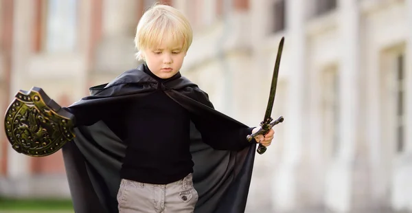 Retrato Lindo Niño Vestido Como Caballero Medieval Con Una Espada —  Fotos de Stock