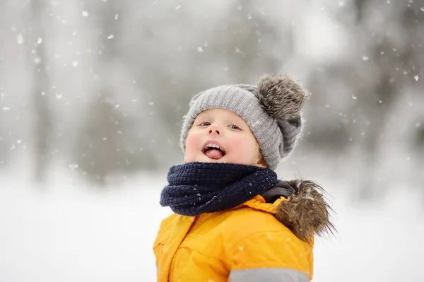 Χαριτωμένο Μικρό Αγόρι Που Πιάνει Νιφάδες Χιονιού Γλώσσα Της Στο — Φωτογραφία Αρχείου