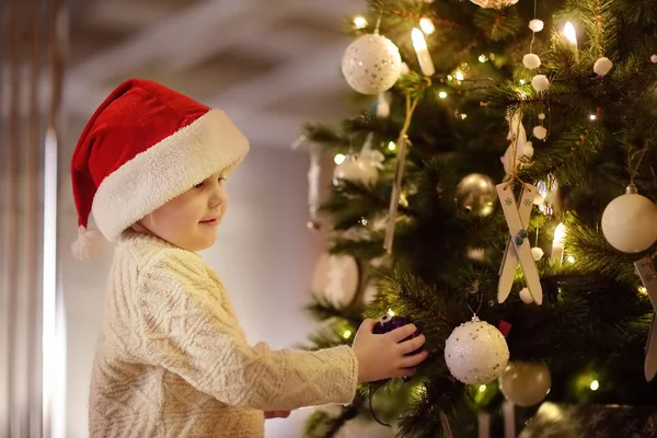 Mały Chłopiec Noszenia Santa Hat Gotowy Świętować Boże Narodzenie Słodkie — Zdjęcie stockowe