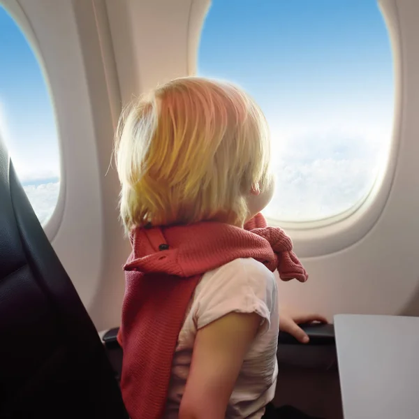 Chico Encantador Viajando Avión Niño Sentado Junto Ventana Del Avión — Foto de Stock