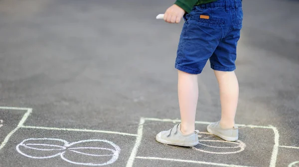 Closeup Pernas Menino Hopscotch Desenhado Asfalto Criança Jogando Hopscotch Jogo — Fotografia de Stock