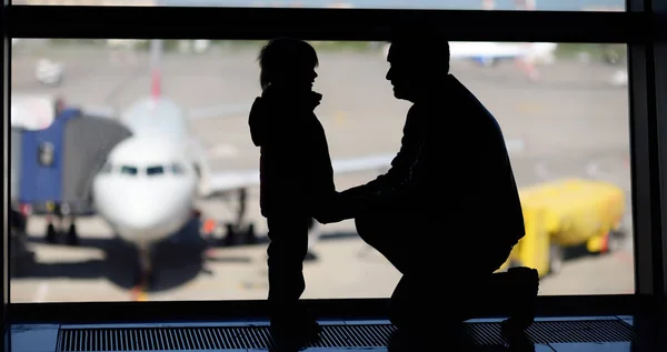 Hombre Con Niño Divirtiéndose Aeropuerto Internacional Padre Con Lindo Hijo — Foto de Stock