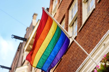 Gökkuşağı bayrağı sokak Amsterdam Tarih binasında Lgbt topluluğu. . Aşk, özgürlük, eşitlik hakları kavramları.