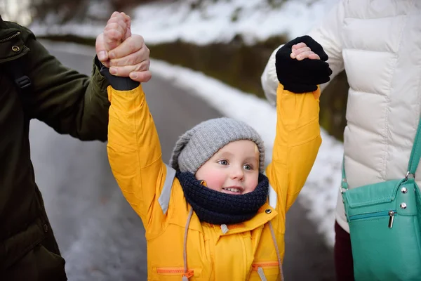 Ouders Van Het Kind Til Hem Lucht Door Zijn Handen — Stockfoto