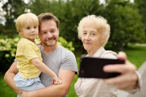 Família Multigerada Feliz Tomando Selfie Durante Caminhada Parque Conceitos Comunicação — Fotografia de Stock