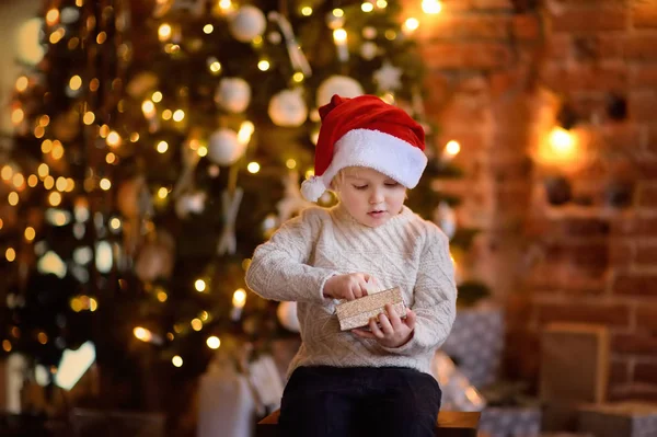 Ładny Mały Chłopiec Kapeluszu Santa Otwierając Prezent Boże Narodzenie Portret — Zdjęcie stockowe