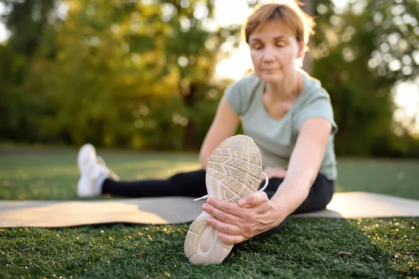 Rijpe Vrouw Het Beoefenen Van Yoga Buiten Oefening Fitness Doen — Stockfoto
