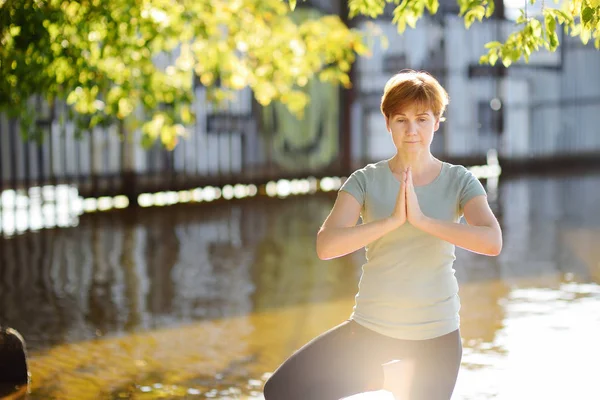 Mujer Madura Practicando Yoga Aire Libre Playa Cerca Del Río — Foto de Stock