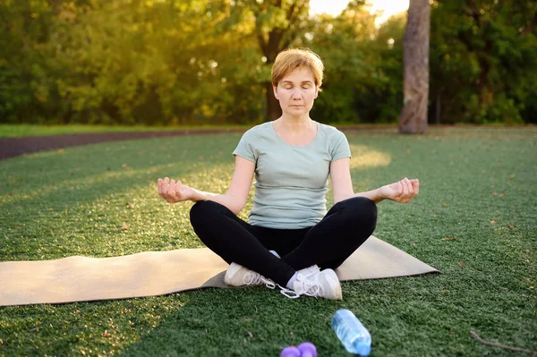 Mujer Madura Practicando Yoga Aire Libre Meditando Estilo Vida Saludable — Foto de Stock