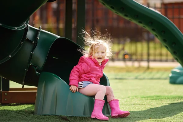 Carina Bambina Divertirsi Nel Parco Giochi All Aperto Tempo Libero — Foto Stock