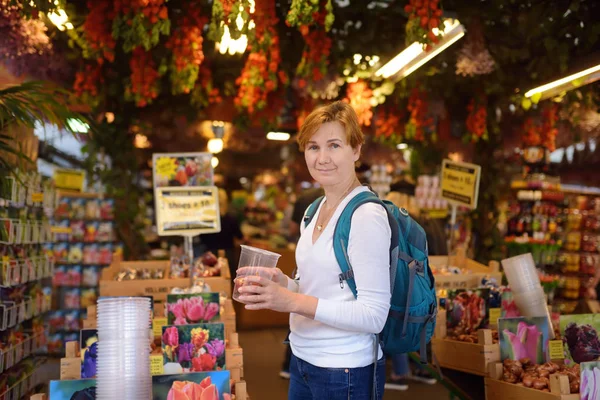 Den Berömda Amsterdam Blomstermarknaden Bloemenmarkt Mogna Kvinnor Väljer Tulpanlökar Trädgårdsskötsel — Stockfoto