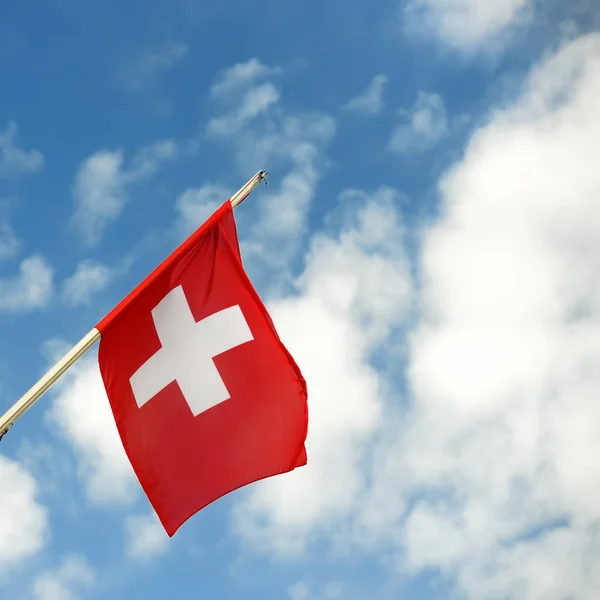 Schweizer Flagge Weht Blauen Himmel — Stockfoto