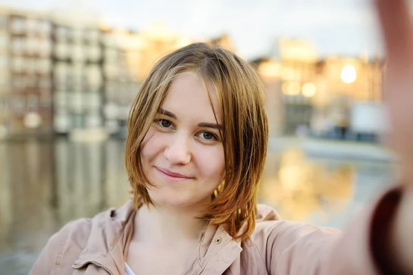 Jonge Vrouw Maakt Een Zelfportret Selfie Met Beroemde Dansende Huizen — Stockfoto