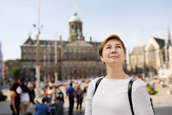 Moden Kvinne Står Solrik Høstdag Sentraldamplassen Den Gamle Byen Amsterdam – stockfoto