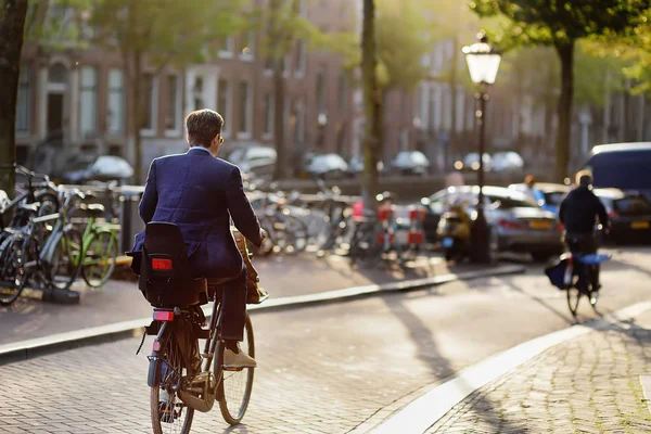 Homme Élégamment Habillé Fait Vélo Dans Centre Amsterdam Capitale Européenne — Photo