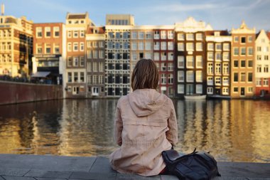 Genç kadın güneşli gün, Hollanda Amsterdam ünlü dans evlerde arıyor