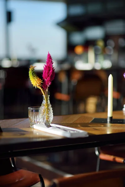 Tisch Einem Café Oder Restaurant Mit Blumen Einer Vase Und — Stockfoto