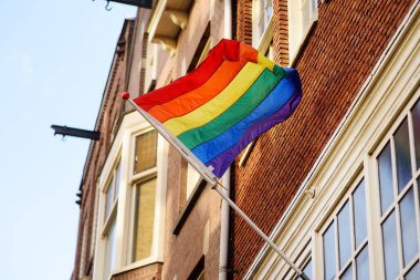 Gökkuşağı bayrağı sokak Amsterdam Tarih binasında Lgbt topluluğu. . Aşk, özgürlük, eşitlik hakları kavramları.