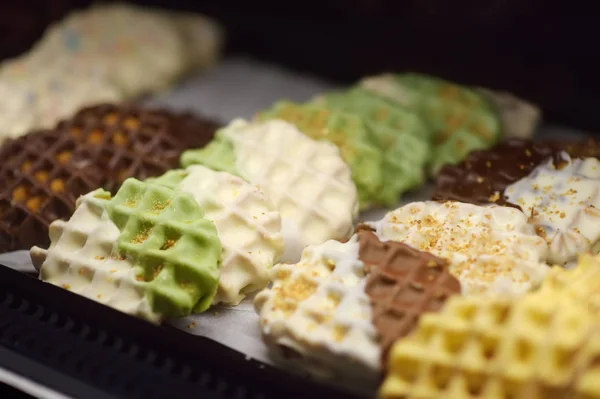Belga Liège Waffles Com Chocolate Bagas Molho Doce Creme Janela — Fotografia de Stock
