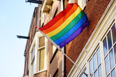 Gökkuşağı bayrağı sokak Amsterdam Tarih binasında Lgbt topluluğu. . Aşk, özgürlük, eşitlik hakları kavramları.