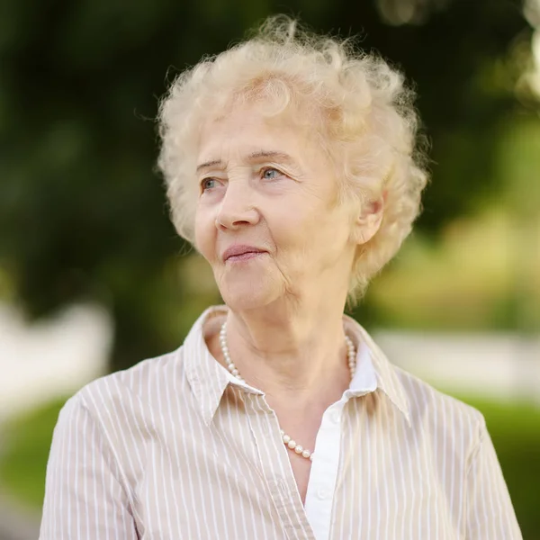 Portrét Venku Krásná Usměvavá Starší Žena Kudrnatými Bílými Vlasy Starší — Stock fotografie