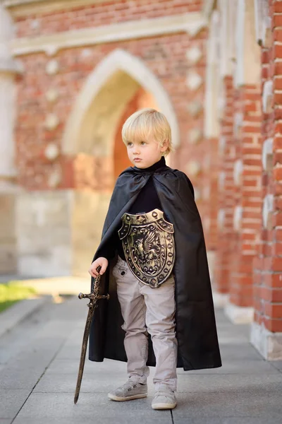 Retrato Menino Bonito Vestido Como Cavaleiro Medieval Com Uma Espada — Fotografia de Stock
