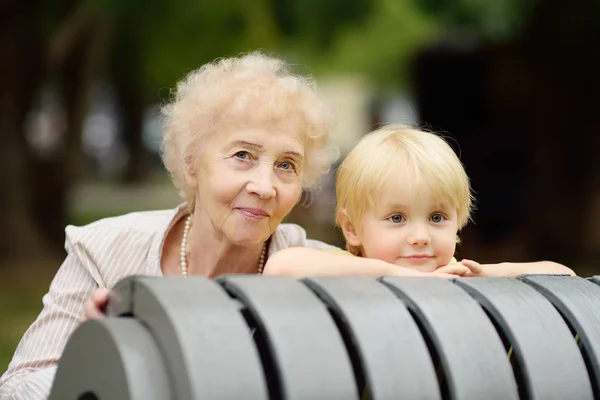 Bella Nonna Suo Nipotino Camminare Insieme Nel Parco Nonna Nipote — Foto Stock