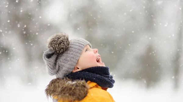 Милий Маленький Хлопчик Жовтому Зимовому Одязі Ходить Під Час Снігопаду — стокове фото