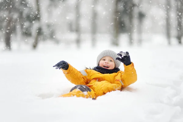 Милий Маленький Хлопчик Розважається Снігу Відкритому Повітрі Зимові Заходи Дітей — стокове фото