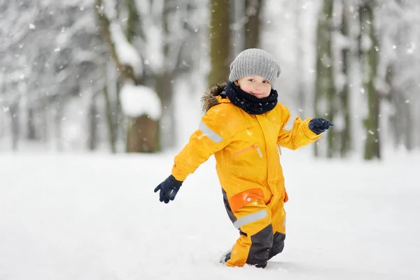 Netter Kleiner Junge Gelber Winterkleidung Kommt Bei Schneefall Herein Winteraktivitäten — Stockfoto