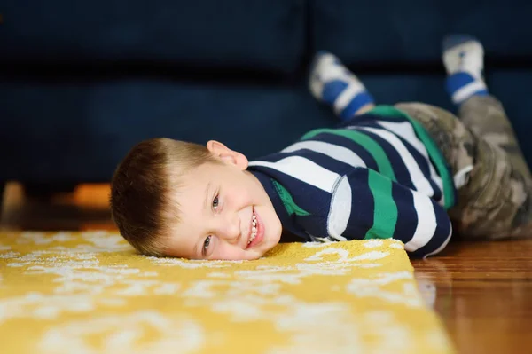 Härlig Liten Pojke Randig Jumper Golvet Huset Porträtt Söta Barn — Stockfoto