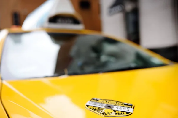 典型的なアメリカの黄色のバッジのタクシー タクシーの仕事許可証 — ストック写真