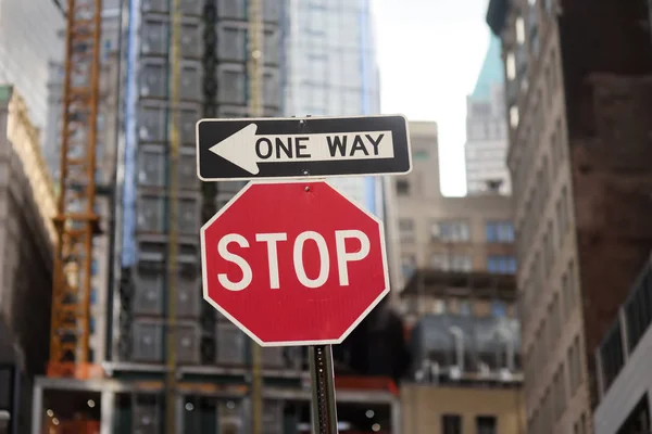 Sinais Trânsito Stop One Way Nova Iorque Conceito Vida Urbana — Fotografia de Stock