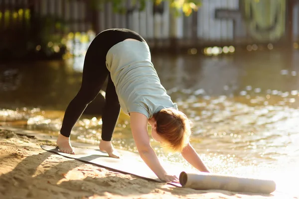 Mujer Madura Practicando Yoga Aire Libre Playa Cerca Del Río — Foto de Stock