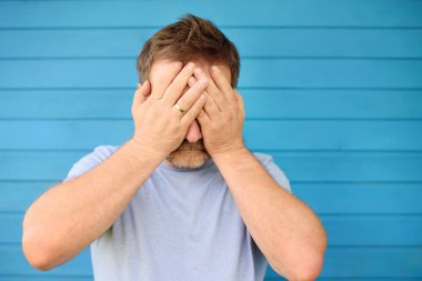 Çaresizlik içinde olgun adam portresi. Negatif duygu kavramı: hayal kırıklığı, üzüntü, umutsuzluk, kaybı, umutsuzluk, yalnızlık, depresyon