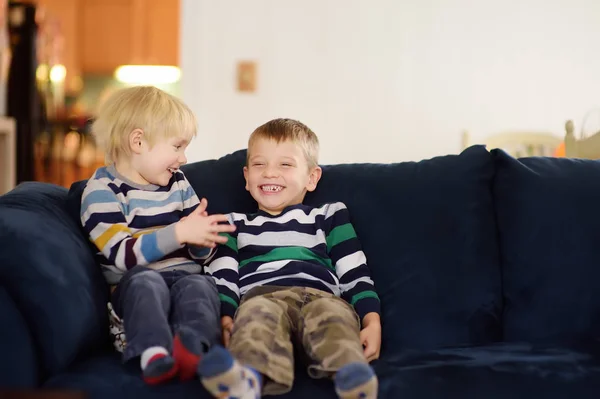 Two Cute Little Boys Striped Jumpers Talking Laughing Sitting Couch — Stock Photo, Image