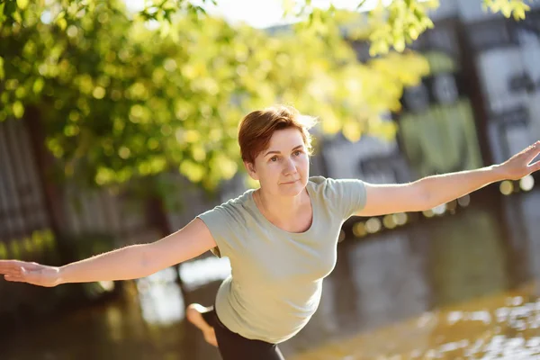 Mogen Kvinna Öva Yoga Utomhus Övning Stranden Nära Floden Hälsosam — Stockfoto