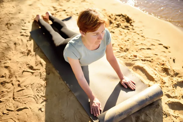 Zralá Žena Cvičí Jóga Cvičení Venku Pláži Nedaleko Řeky Zdravý — Stock fotografie