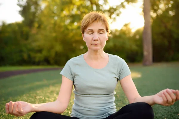 Mogen Kvinna Öva Yoga Utomhus Övning Eller Meditera Hälsosam Livsstil — Stockfoto