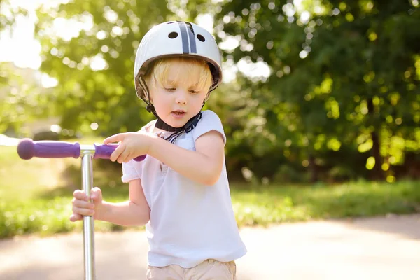 Peuter Jongen Veiligheidshelm Leren Scooter Rijden Kind Helm Veiligheid Sport — Stockfoto