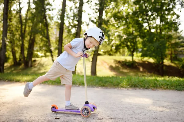 Toddler Pojke Skyddshjälm Lär Sig Att Köra Skoter Barn Hjälm — Stockfoto