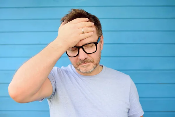 Porträt Eines Aufgebrachten Mannes Mit Brille Konzept Der Verzweiflung Einsamkeit — Stockfoto